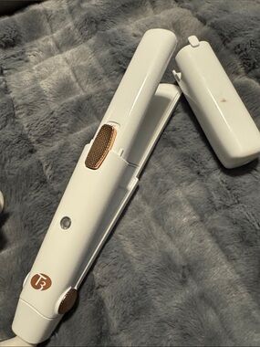 T3 White Flat Iron with Rose Gold Accents